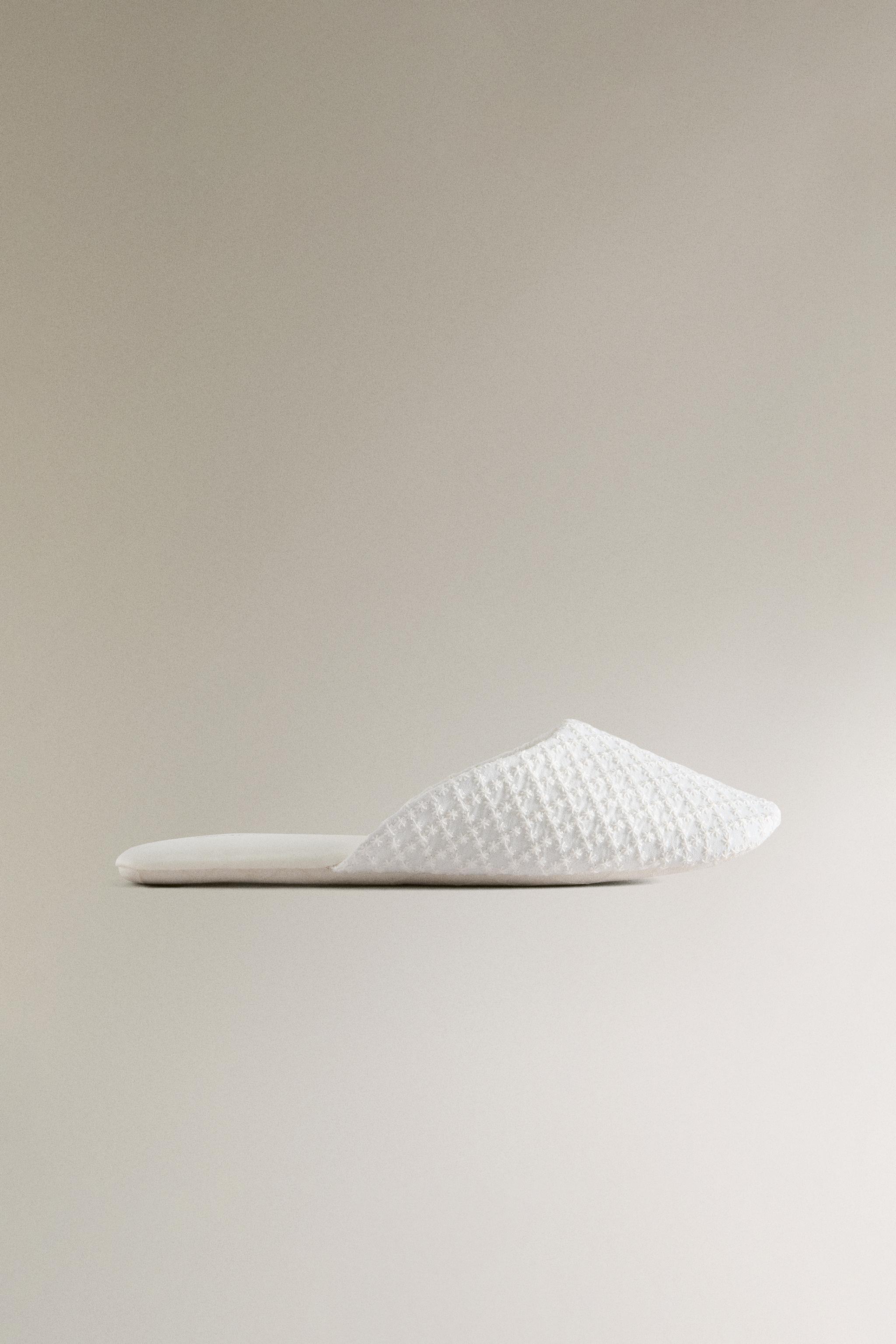 CHAUSSONS TISSU PLUMETIS DÉTAIL SATIN